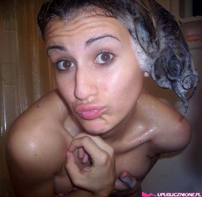 19-летняя русая порноактрисса моется под душем перед вебкой