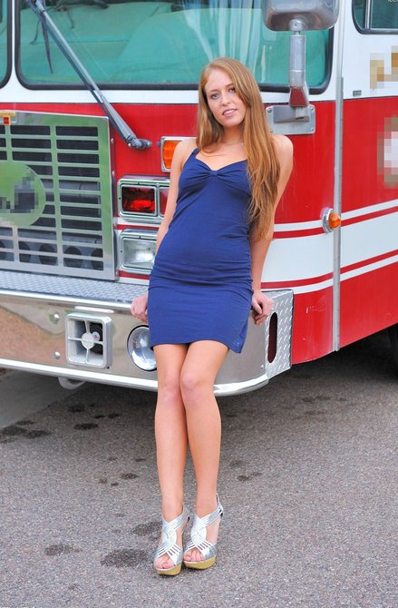 19-летняя нагая в пожарной авто фотографируется перед фотографом