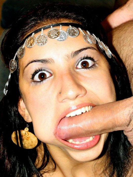 Арабская красоточка берет за щеку фаллос, а затем позволяет ебать себя в свою сырую киску