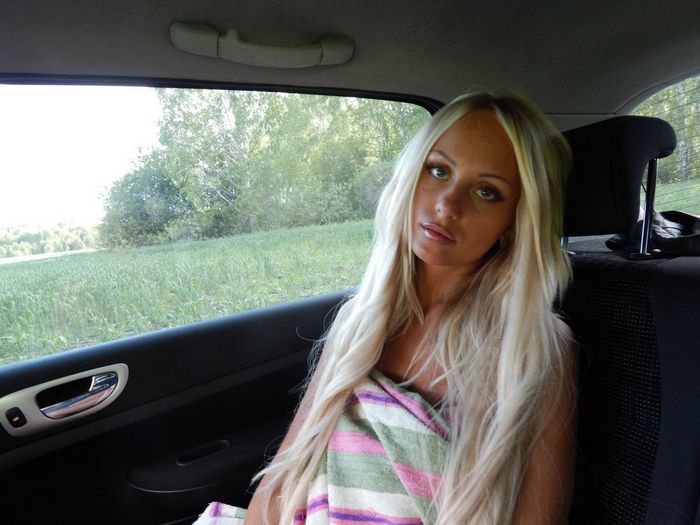Крутая русская блондинка в поле и в своей квартире