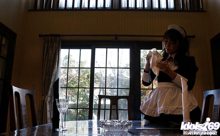Узкоглазая домработница гладит себя в гостиной на софе
