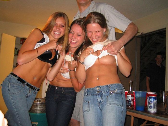 Пьяные американские первокурсницы ебутся на перепихон вечеринке