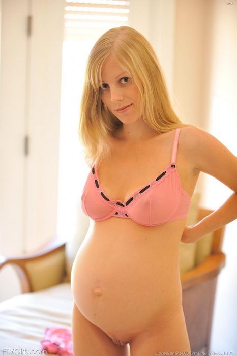 Сексапильная полногрудая беременная светлая порно звезда Laya Leighton снимает розовое бельишко и жарит секс игрушкой свои прелести